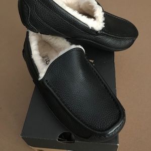 Mens UGG "Ascot" Leather Slipper, size 7 wide, black
